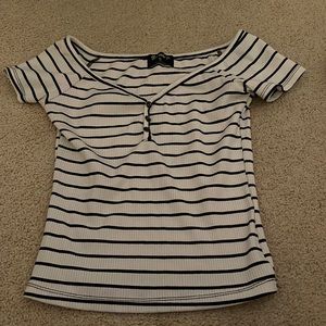 tight and ribbed v-line t-shirt with buttons.